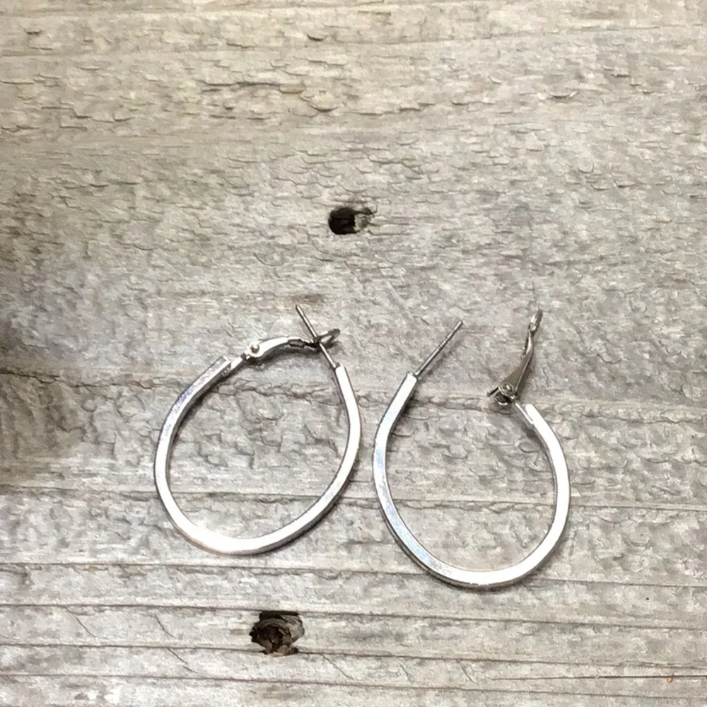 NEW! Sleek Silver Tone Hoop Earrings! - Picture 1 of 3